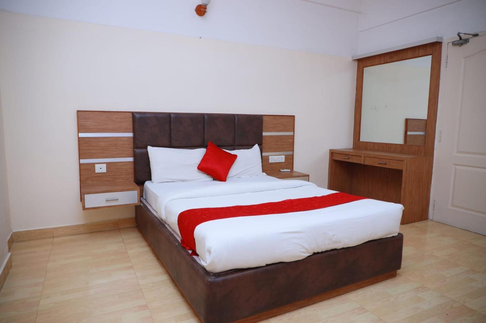 Hotel Tayas Trippapur Zewnętrze zdjęcie